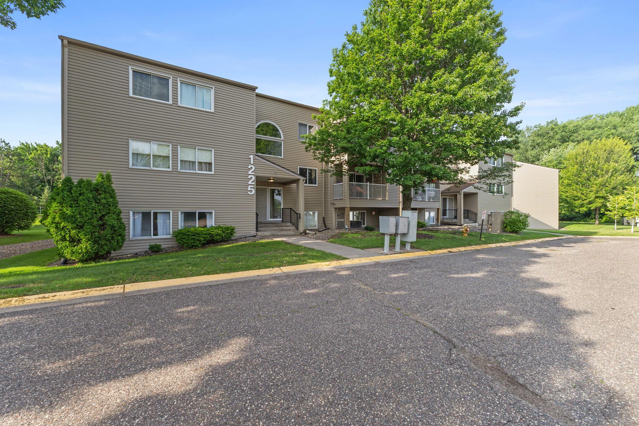 Photo 1 of 33 — 1225 Ferndale Street N B9, Maplewood, MN 55119