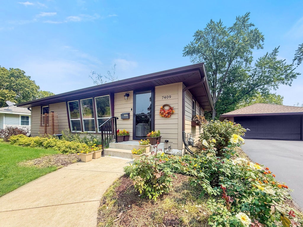Photo of 7409 15th Avenue S, Richfield, MN 55423 (MLS # 7095590)