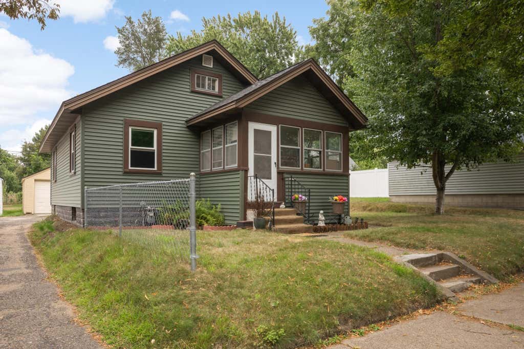 Photo of 678 Hazel Street N, Saint Paul, MN 55119 (MLS # 7126783)