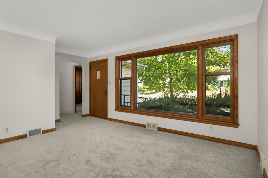 Photo of 1208 Hoyt Avenue E, Saint Paul, MN 55106 (MLS # 7158297)