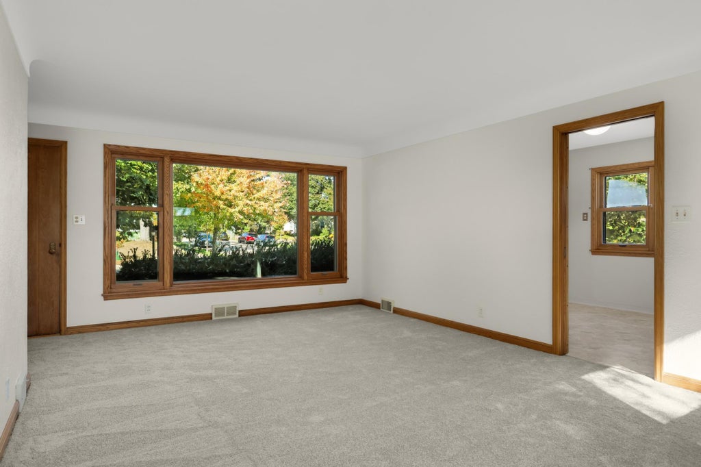 Photo of 1208 Hoyt Avenue E, Saint Paul, MN 55106 (MLS # 7158297)