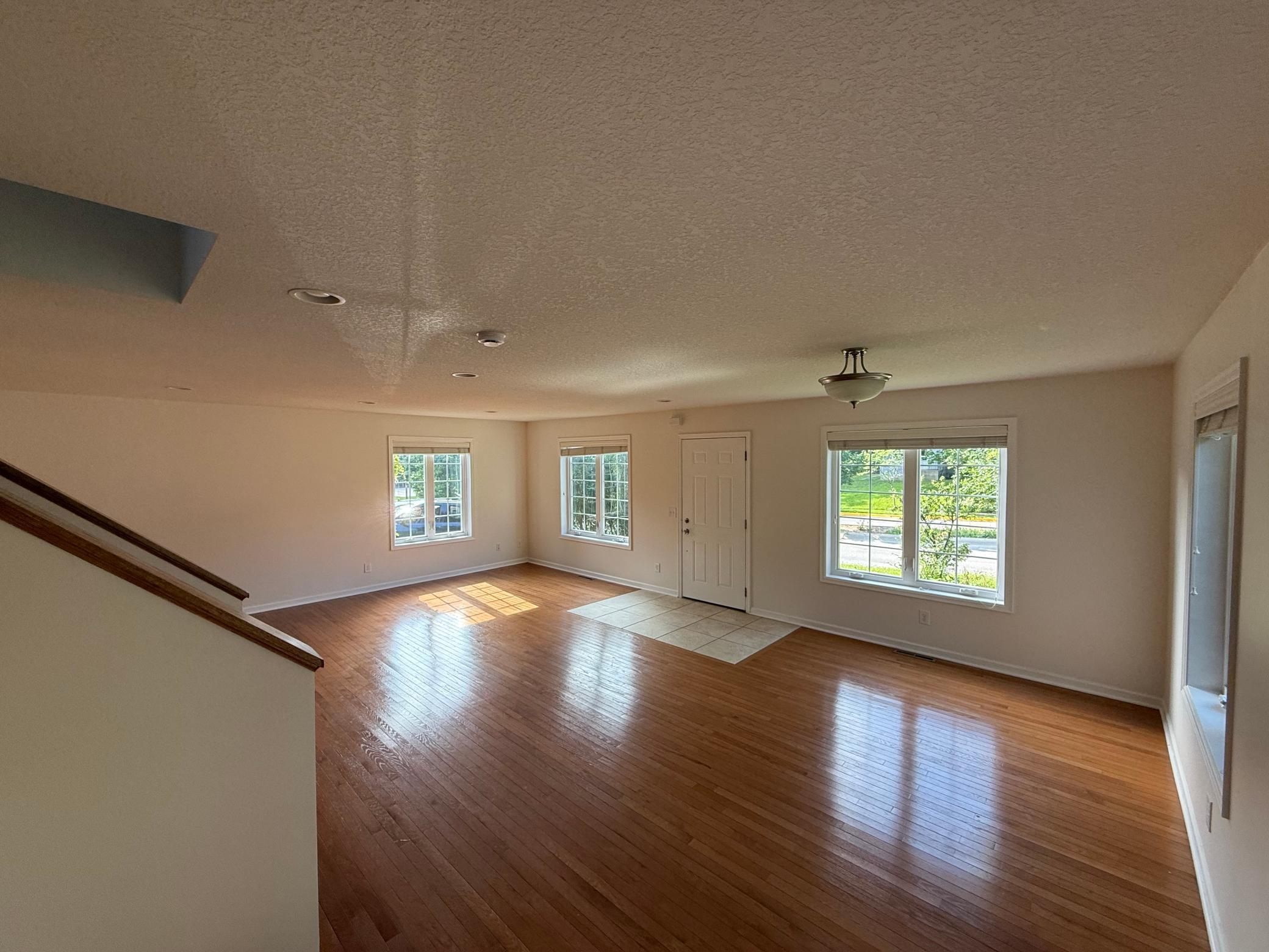 709 Wayzata Boulevard E