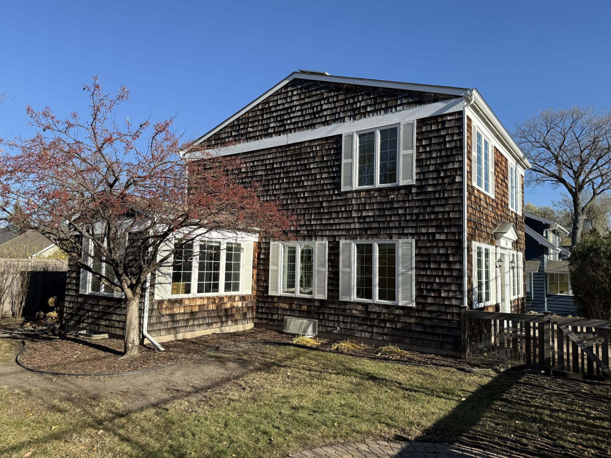 709 Wayzata Boulevard E