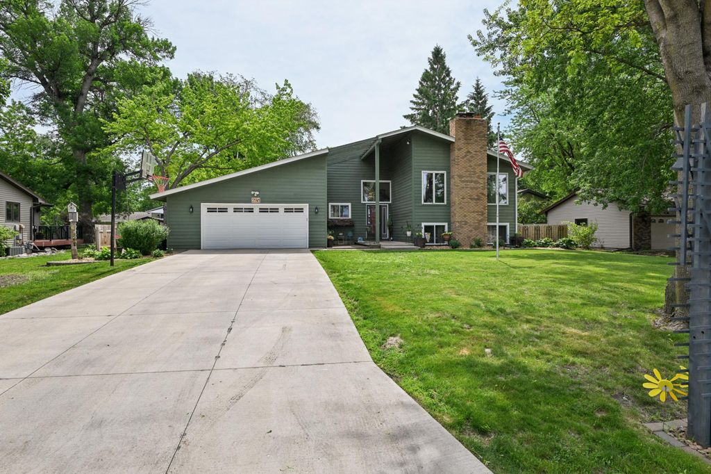 Photo of 615 Lakewood Drive SW, Hutchinson, MN 55350 (MLS # 7037462)
