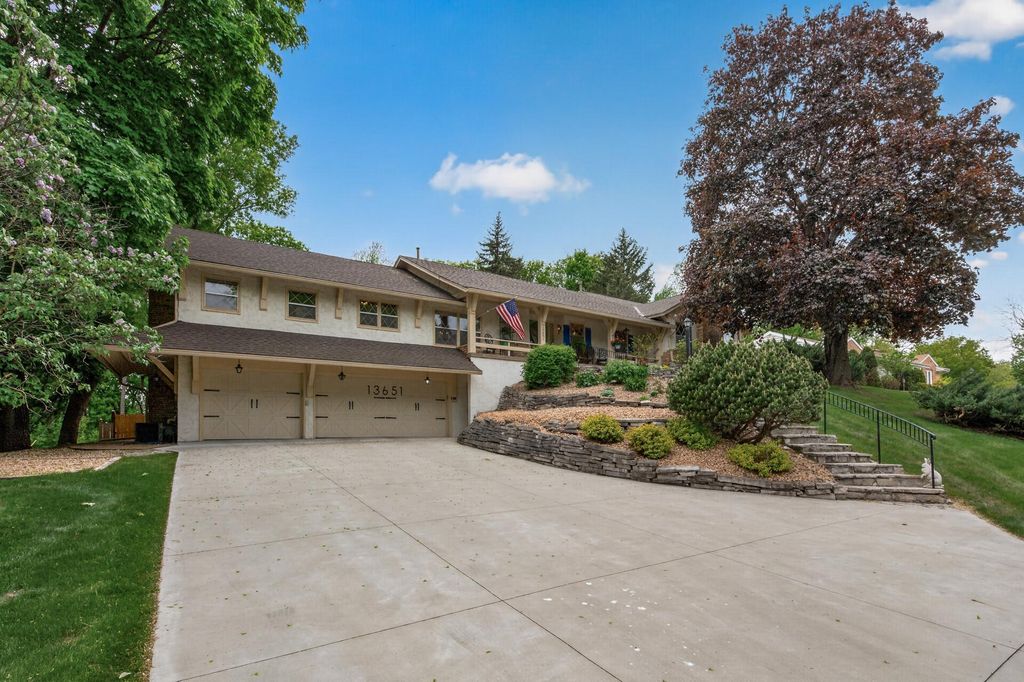 Photo of 13651 Oakwood Curve, Burnsville, MN 55337 (MLS # 7073453)
