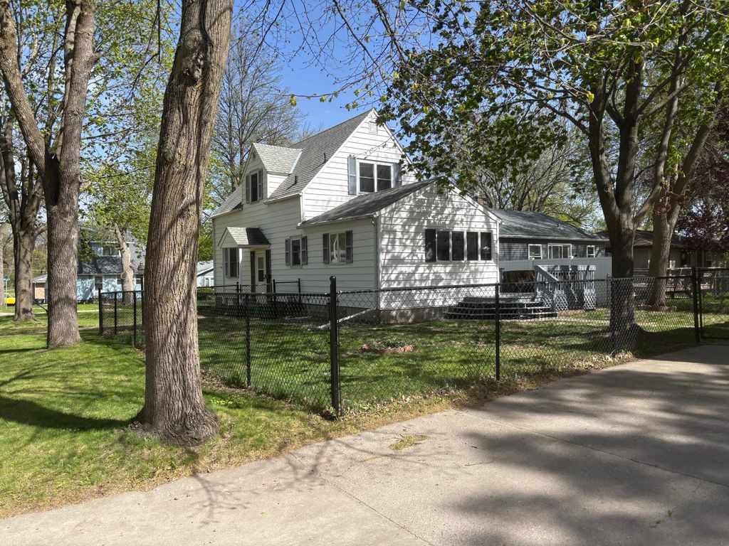 Photo of 121 N 10th Street, Montevideo, MN 56265 (MLS # 7072994)