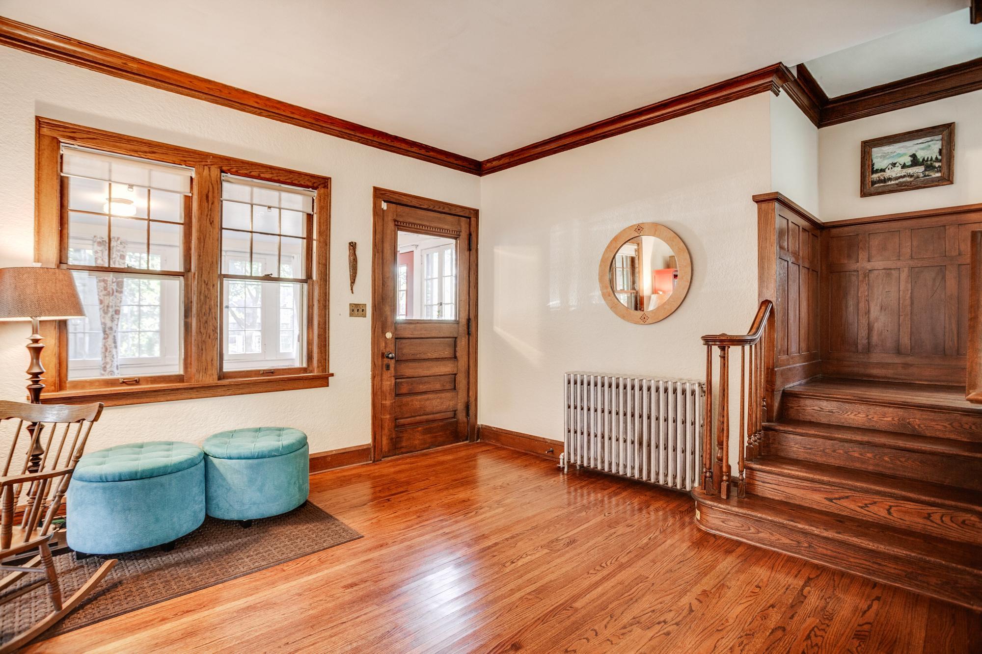 1933 E River Terrace