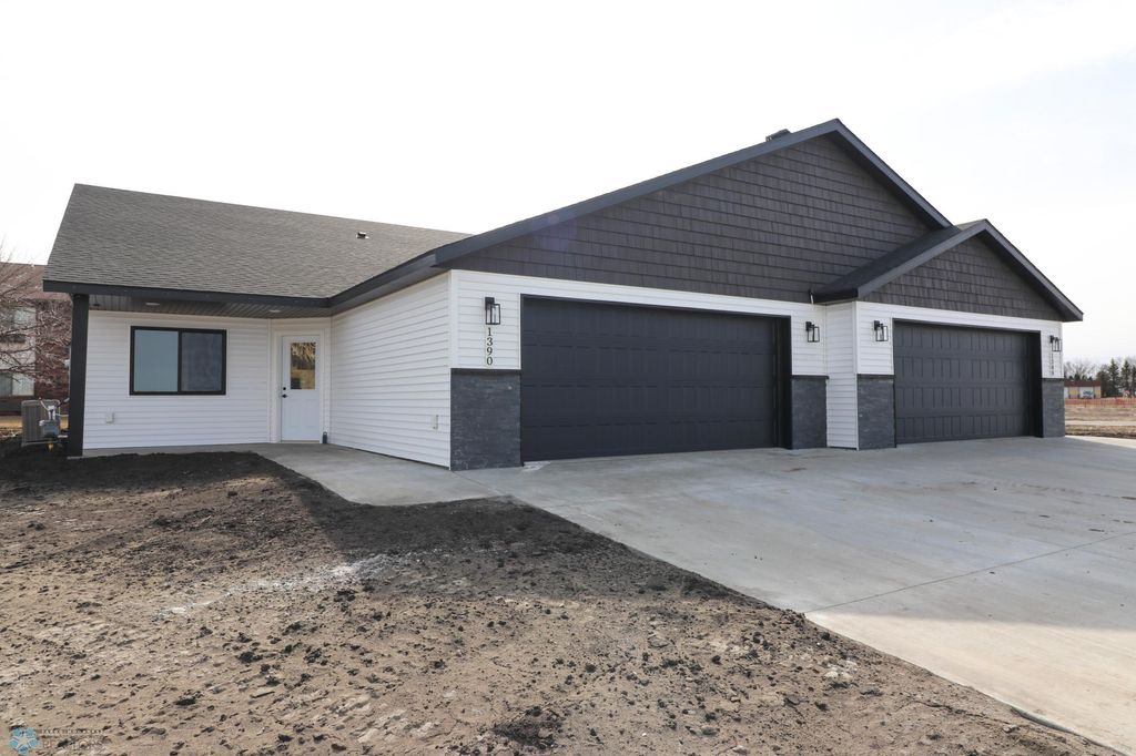 Photo of 1404 Prairie Lane Ln, Wahpeton, ND 58075 (MLS # 6679524)