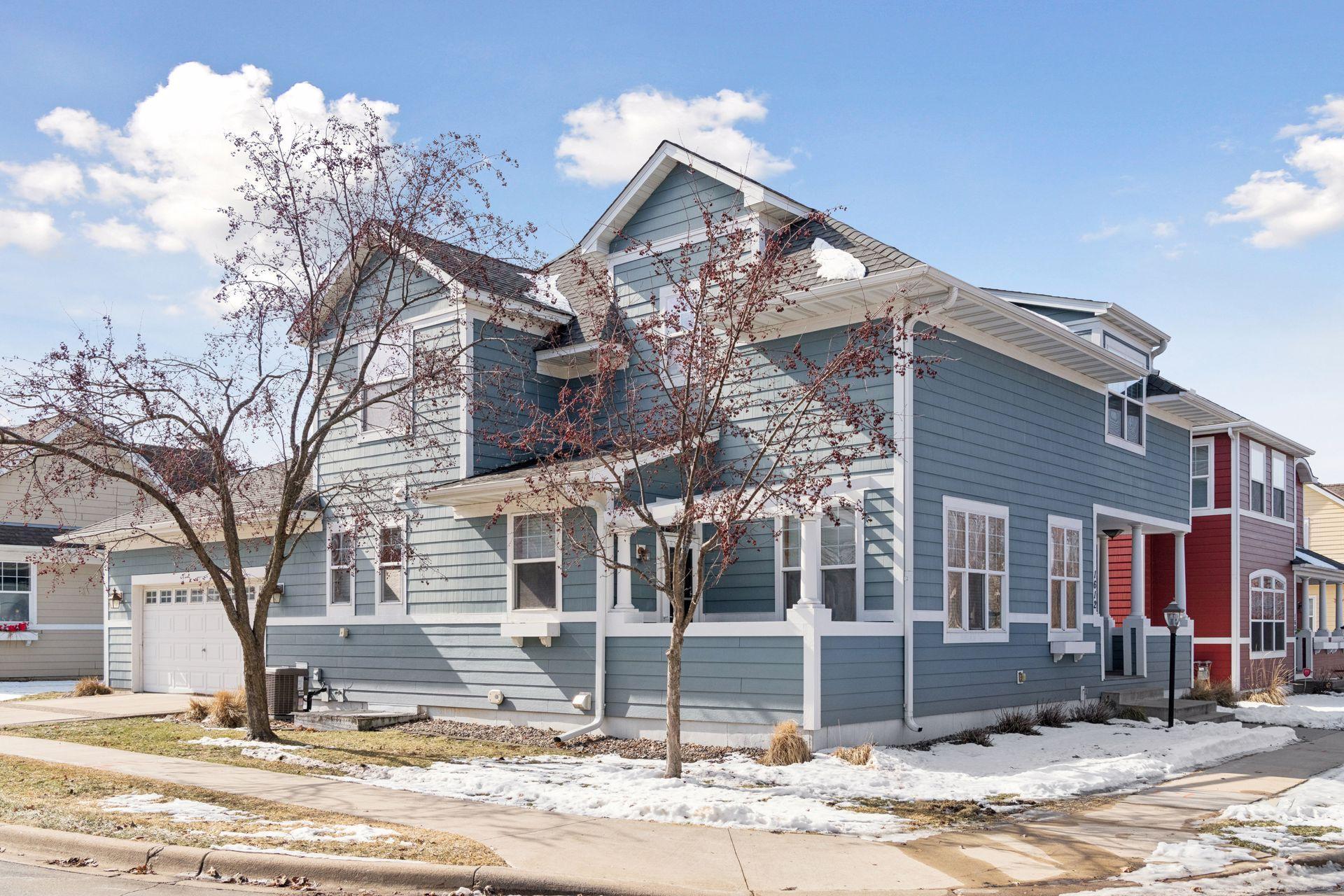 1612 Summit Hill