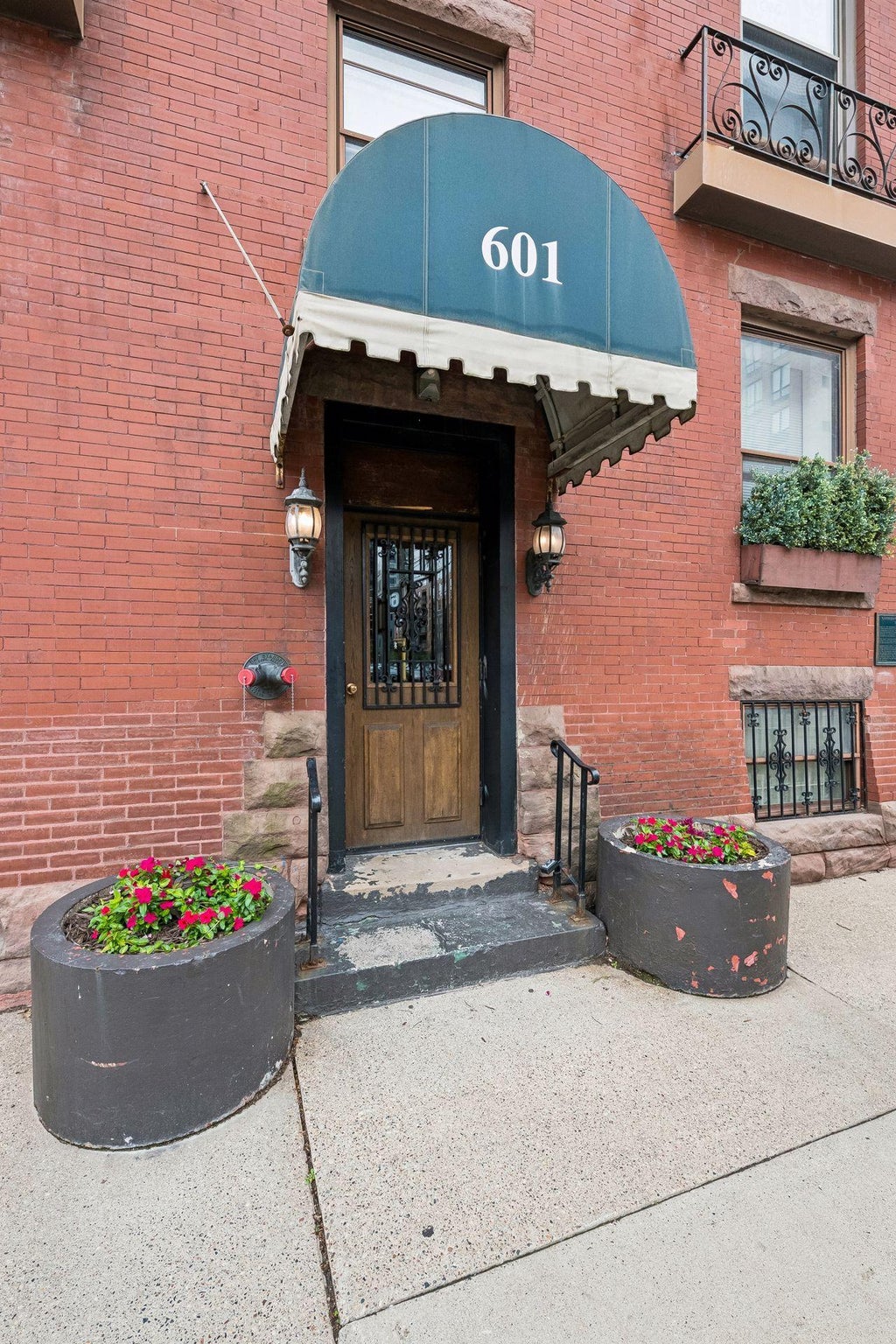 Photo of 601 S 9th Street #1, Minneapolis, MN 55404 (MLS # 7081396)