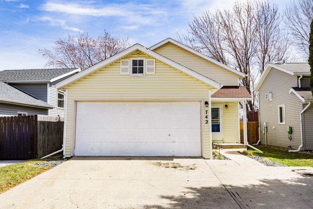 Photo of 742 47 1/2 Street S, Fargo, ND 58103 (MLS # 7059102)