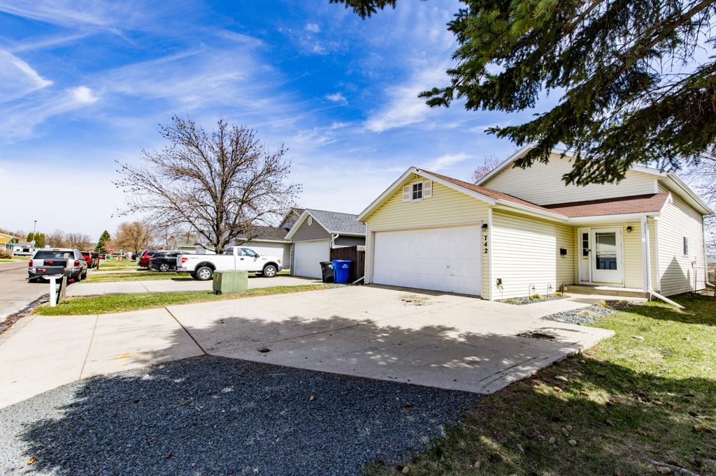 Photo of 742 47 1/2 Street S, Fargo, ND 58103 (MLS # 7059102)