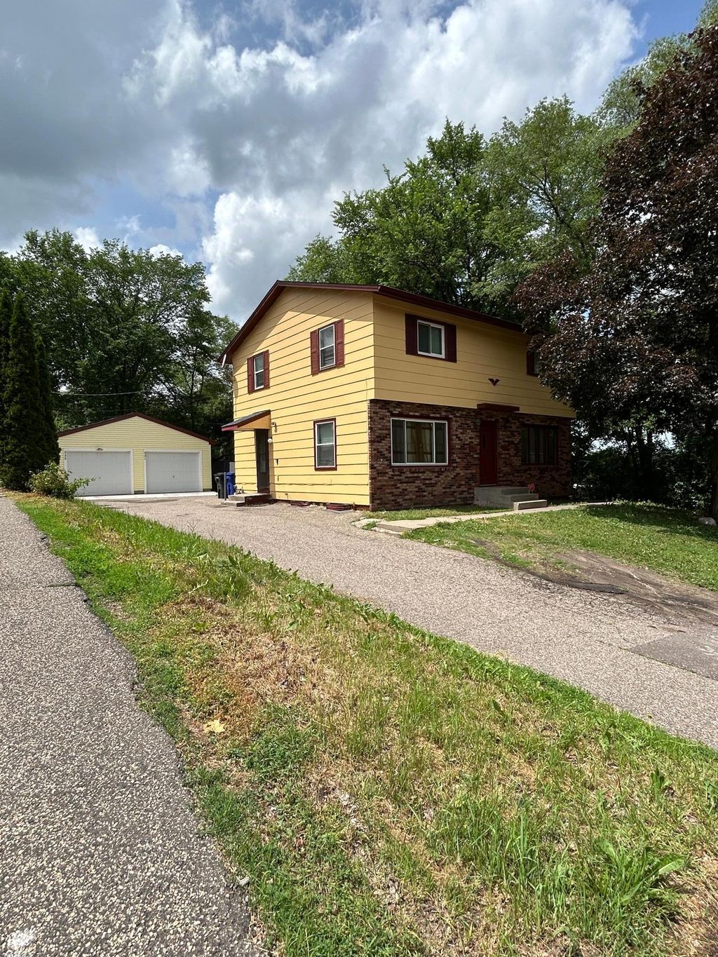 Photo of 331-333 S McKnight Road, Saint Paul, MN 55119 (MLS # 7092621)