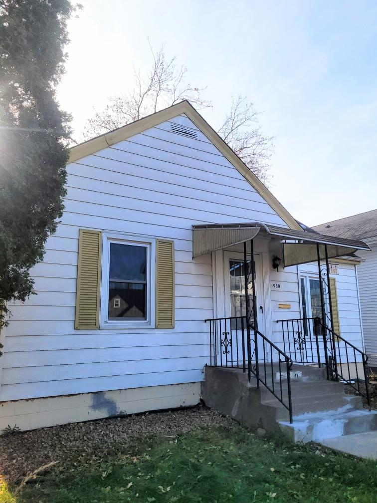 960 Geranium Avenue E