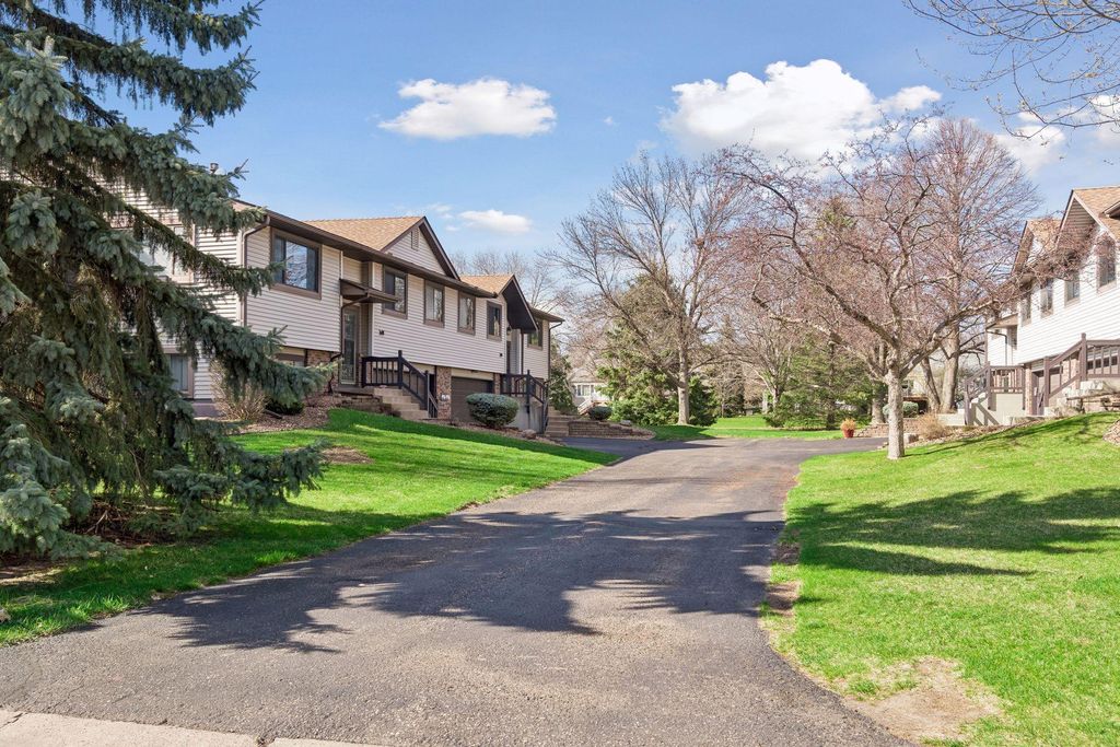 Photo of 606 Donegal Circle, Shoreview, MN 55126 (MLS # 7043010)