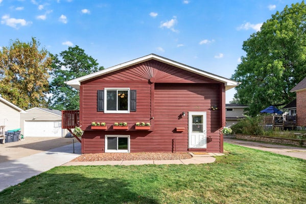 2715 10TH AVE E, SAINT PAUL, MN 55109 - Image 83aa61e7fb3ca6907f6d9783252fcd6f/1492048088