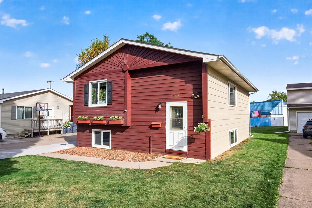 Photo of 2715 10th Avenue E, North Saint Paul, MN 55109 (MLS # 7132419)