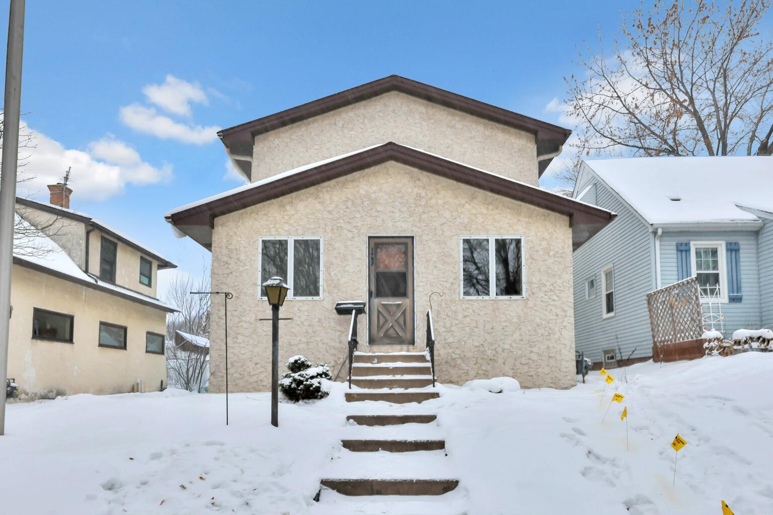 1952 Mckinley Street NE