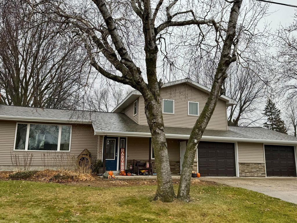 Photo of 111 Cherry Avenue, Bird Island, MN 55310 (MLS # 6821899)
