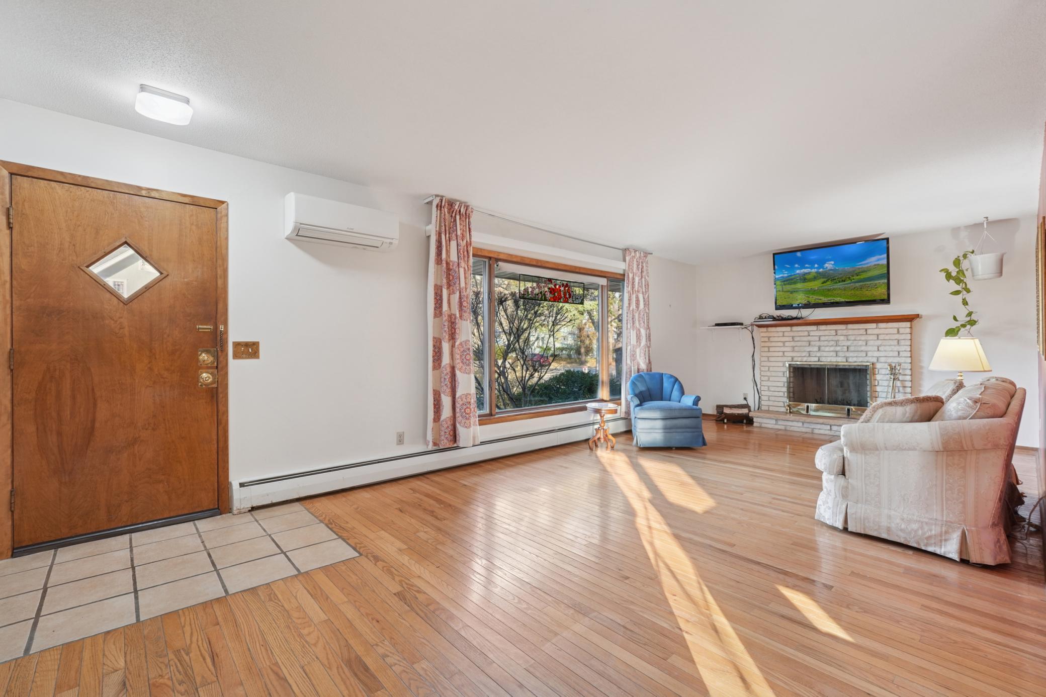 990 Hawthorne Avenue E