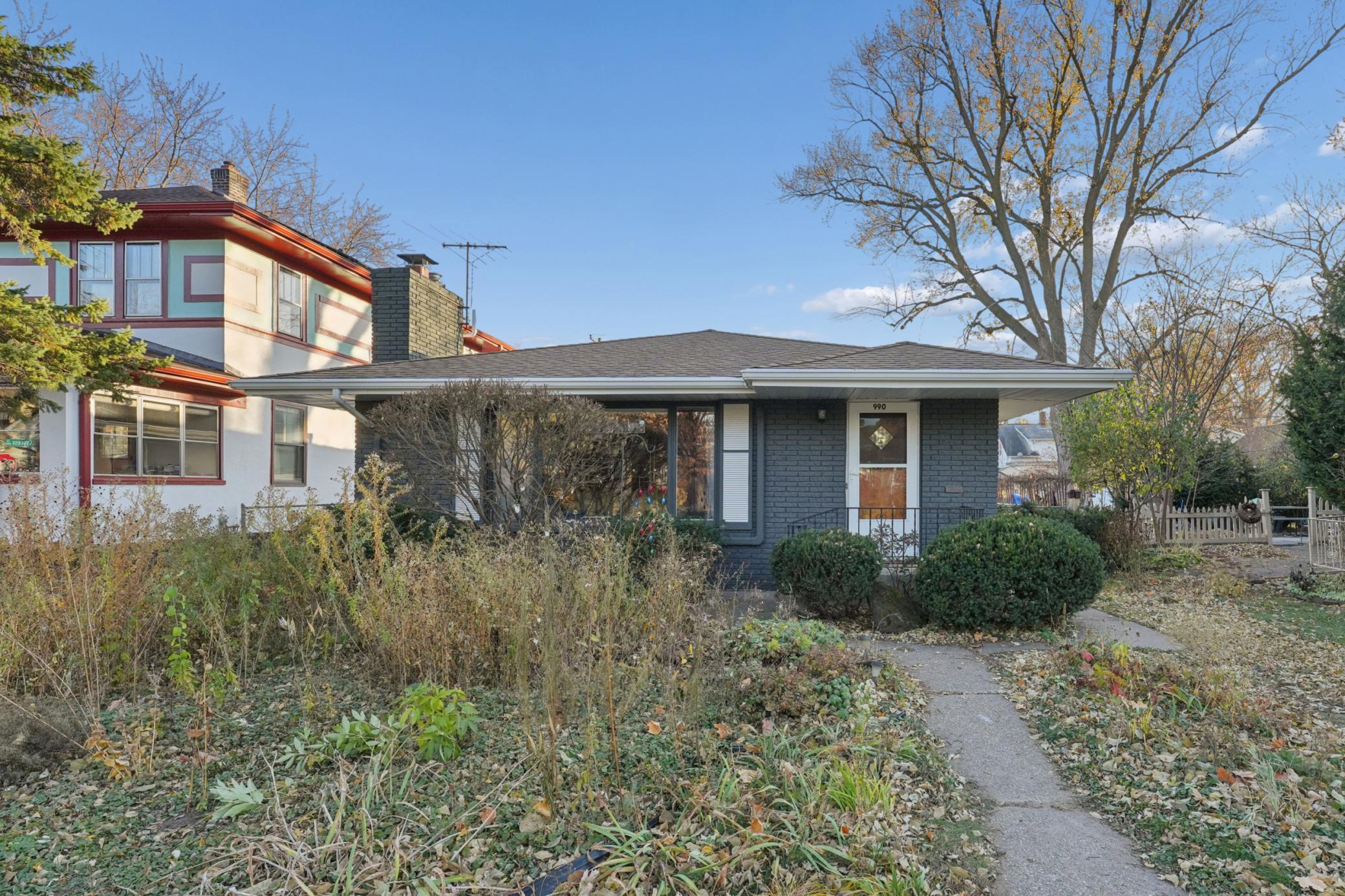 990 Hawthorne Avenue E