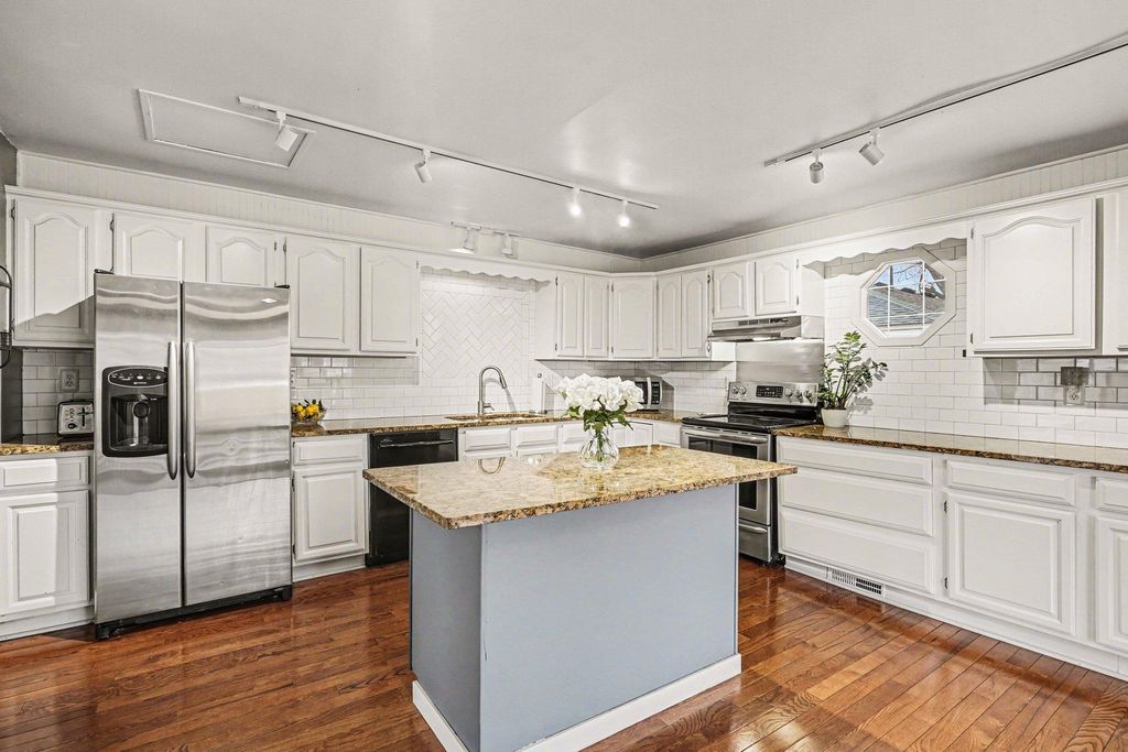 Photo of 9516 Park Avenue S, Bloomington, MN 55420 (MLS # 7034596)