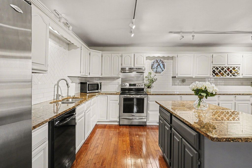 Photo of 9516 Park Avenue S, Bloomington, MN 55420 (MLS # 7034596)