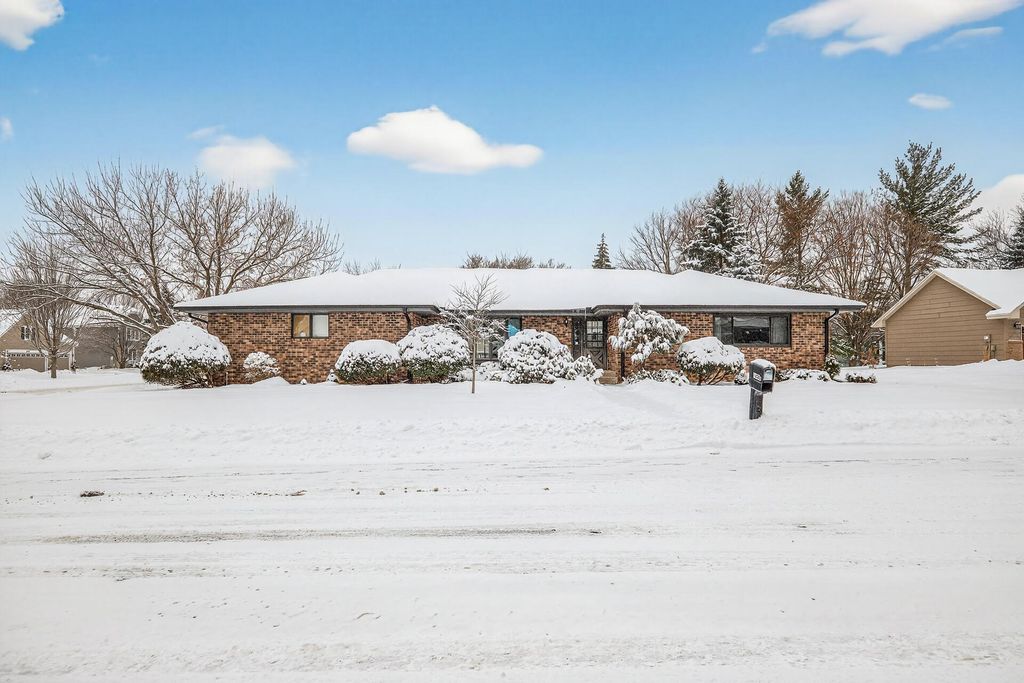 Photo of 1885 Heather Court, West Saint Paul, MN 55118 (MLS # 7000567)