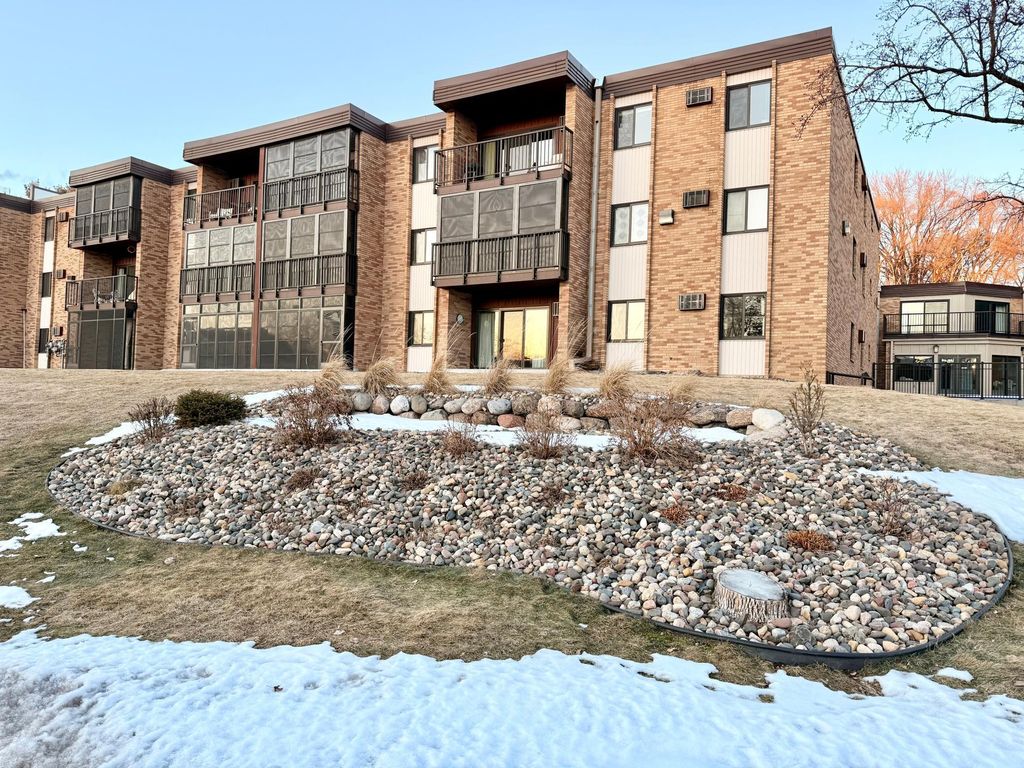 Photo of 2700 Oxford Street N #104, Roseville, MN 55113 (MLS # 7018325)