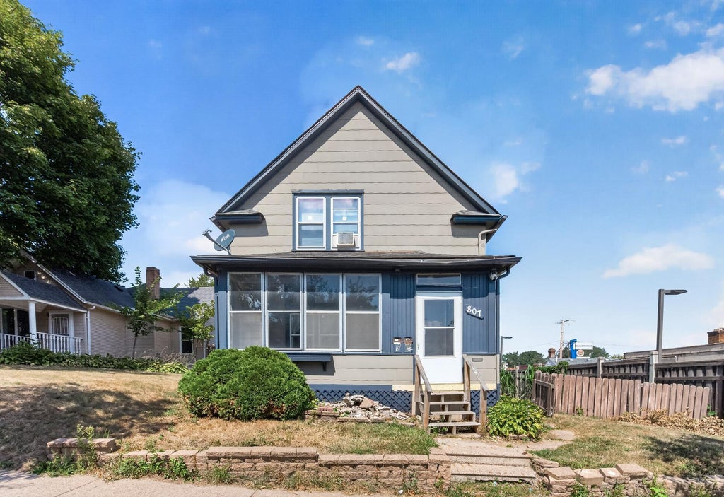 Photo of 807 Case Avenue, Saint Paul, MN 55106 (MLS # 7136293)