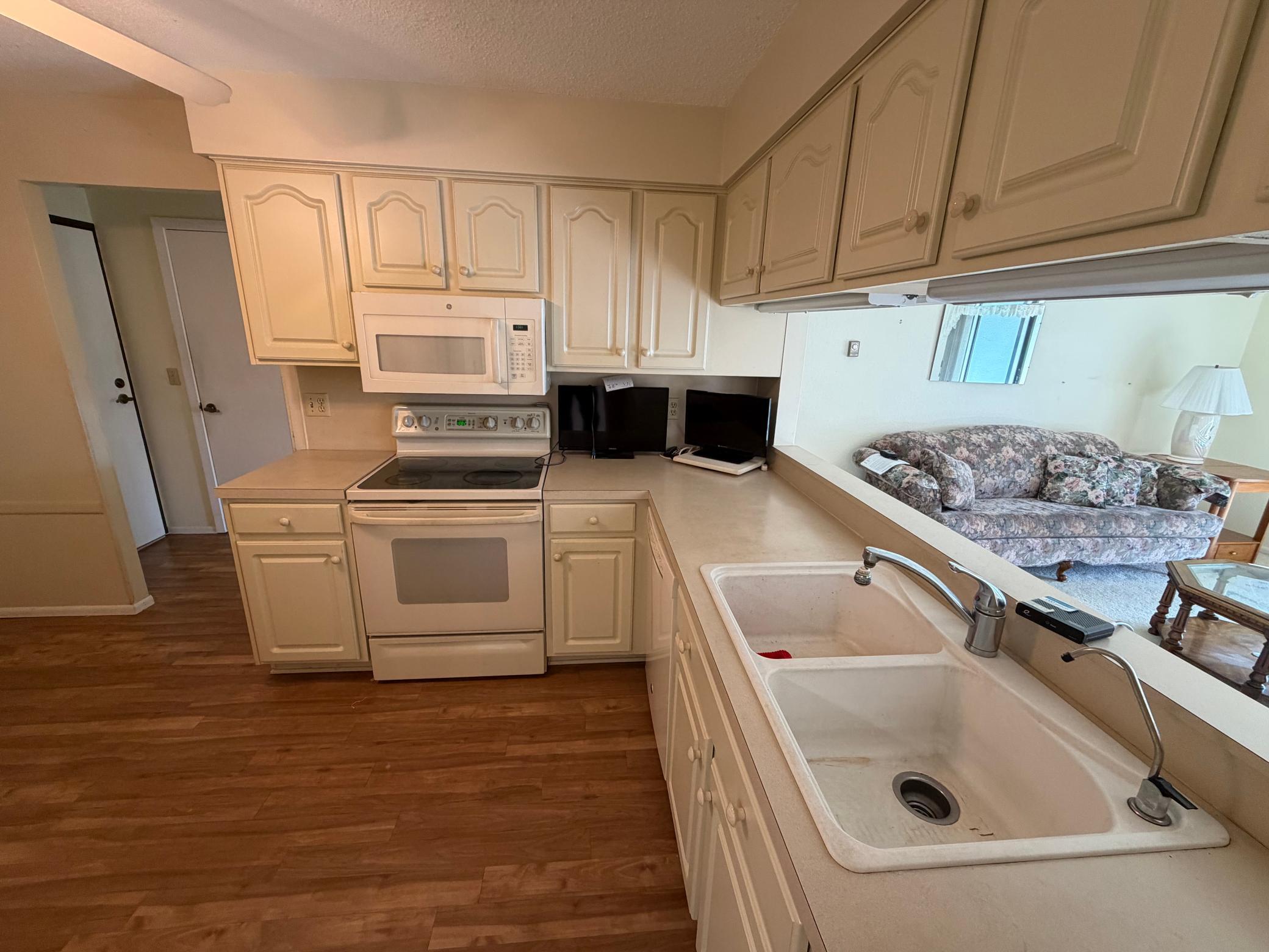 2679 Albion Avenue 203 - Photo 4