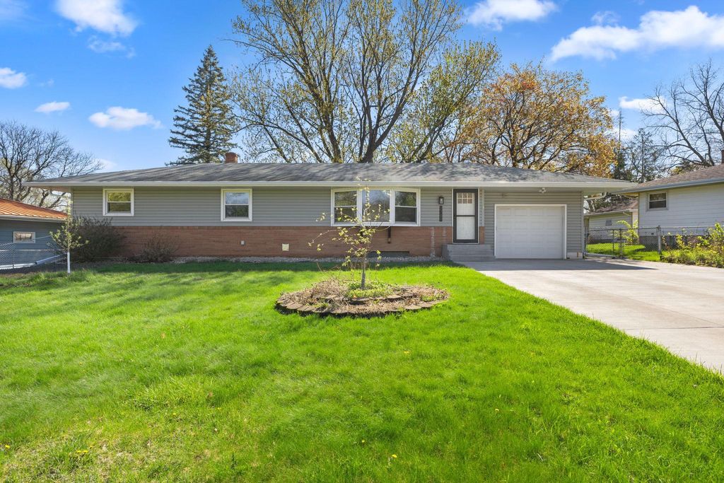 Photo of 2780 Marion Street, Roseville, MN 55113 (MLS # 7059903)