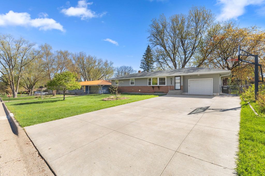 Photo of 2780 Marion Street, Roseville, MN 55113 (MLS # 7059903)