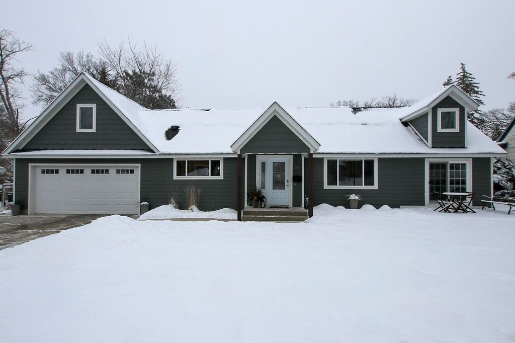 Photo of 301 Dale Street SW, Hutchinson, MN 55350 (MLS # 6825370)