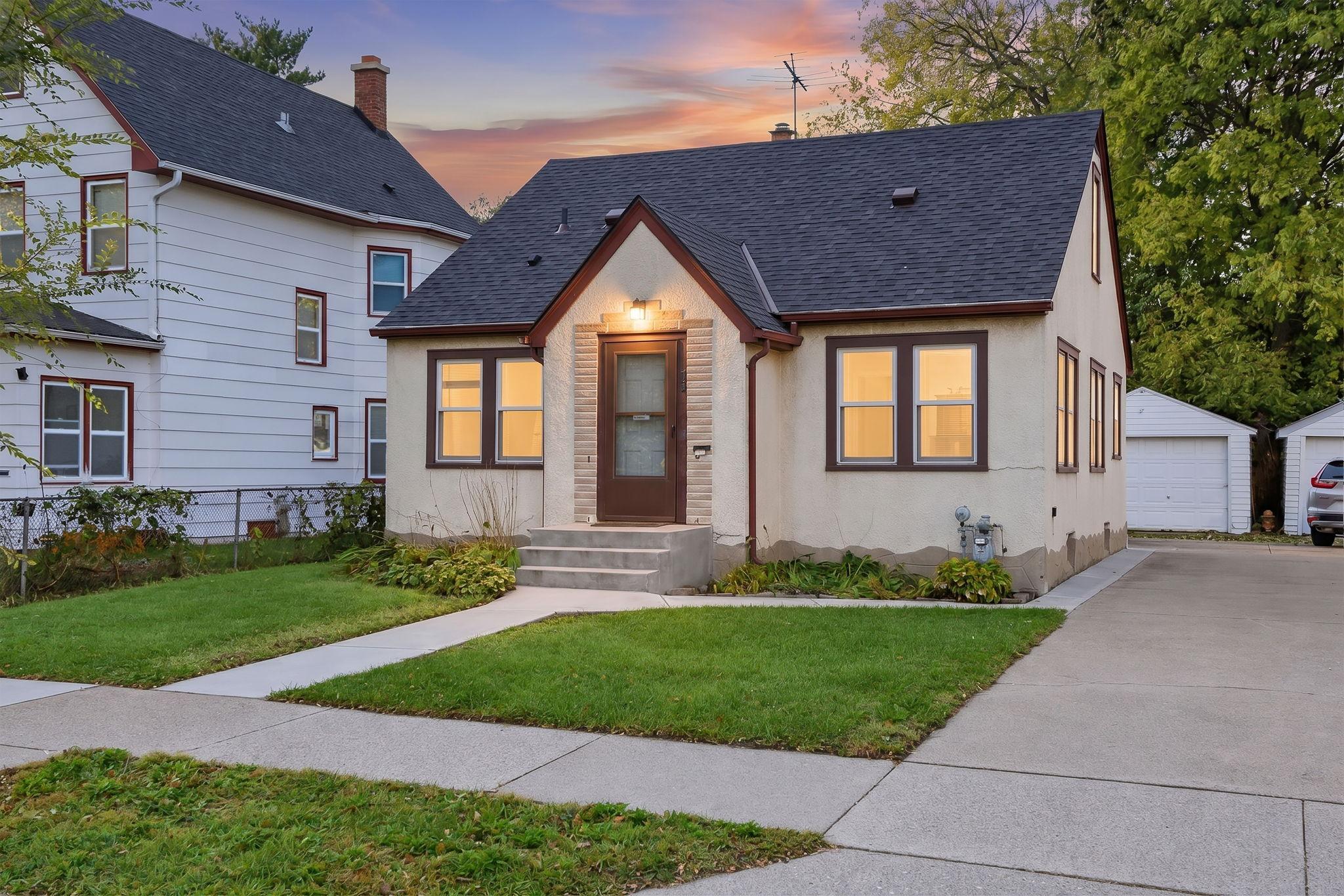 44 Magnolia Avenue W