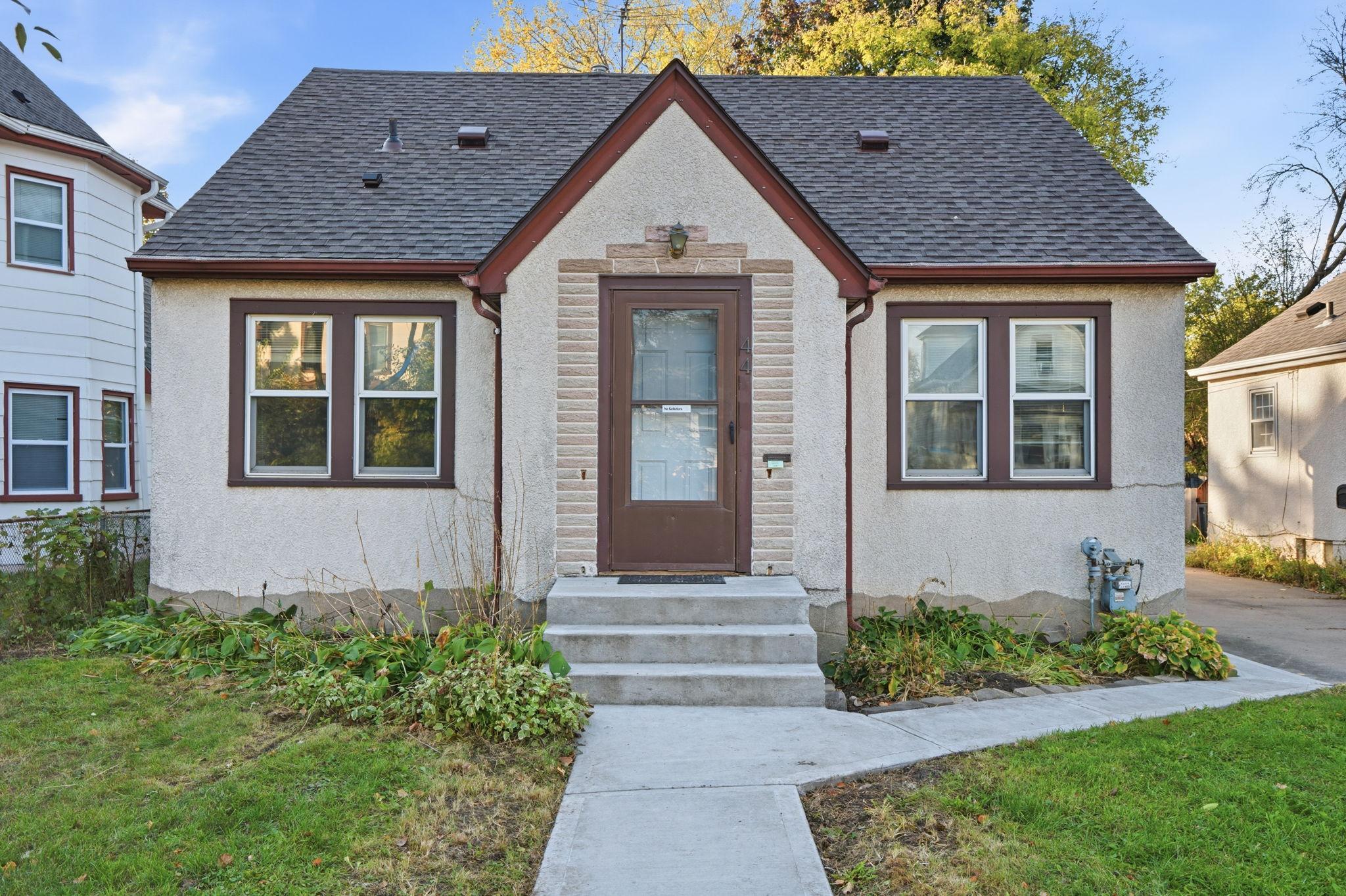 44 Magnolia Avenue W
