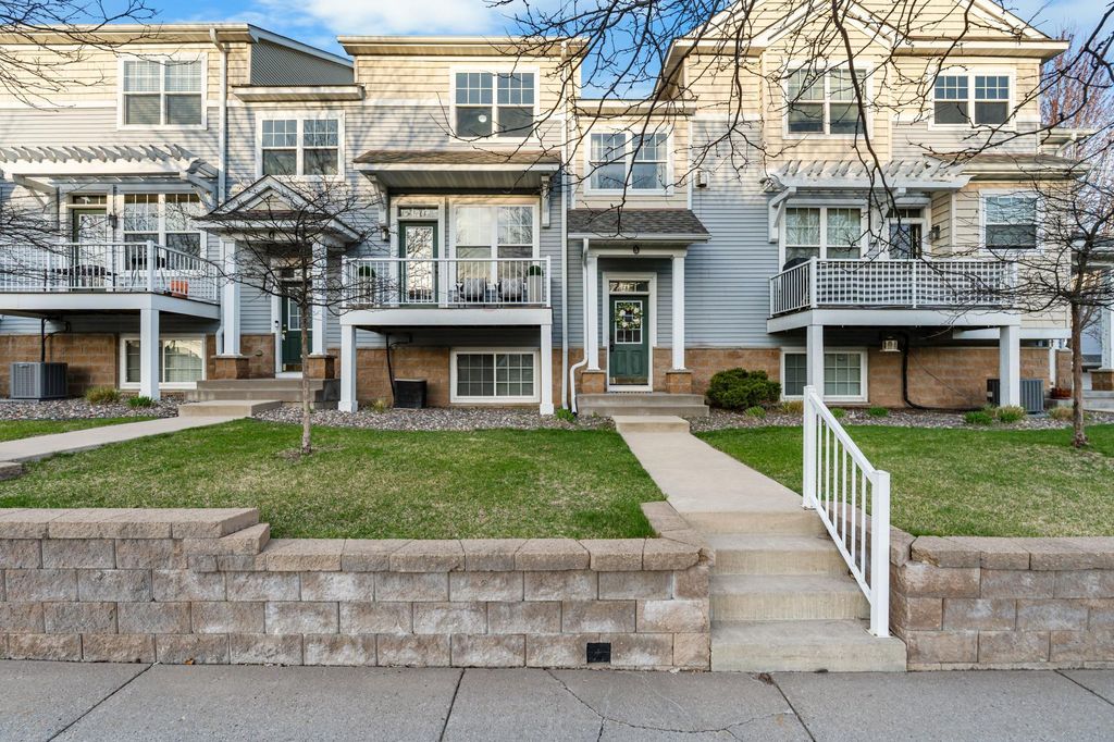 Photo of 1667 Village Trail E #5, Maplewood, MN 55109 (MLS # 7058926)