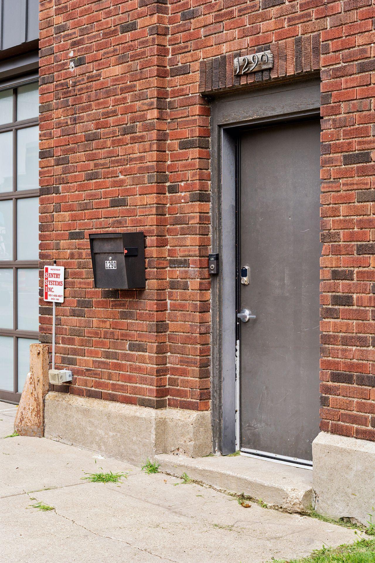 1290 Snelling Avenue N