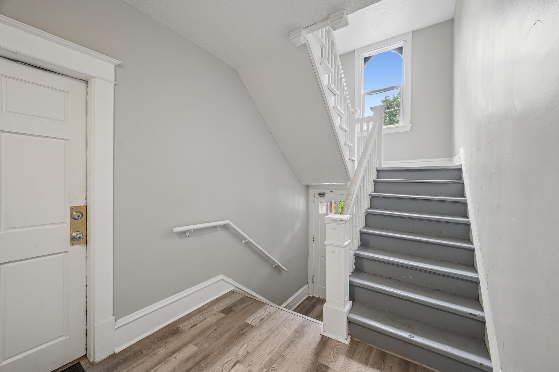 61 Delos Street W