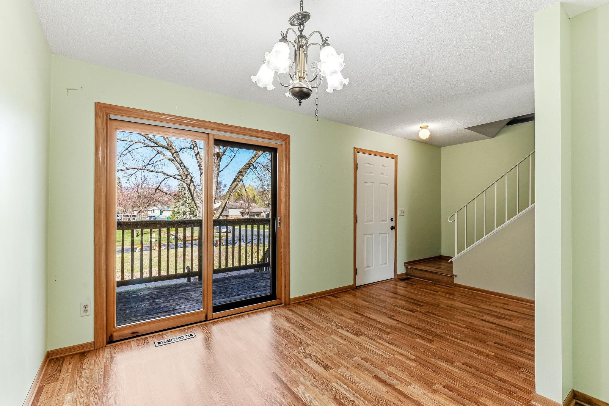 6286 Meadowlark Lane N