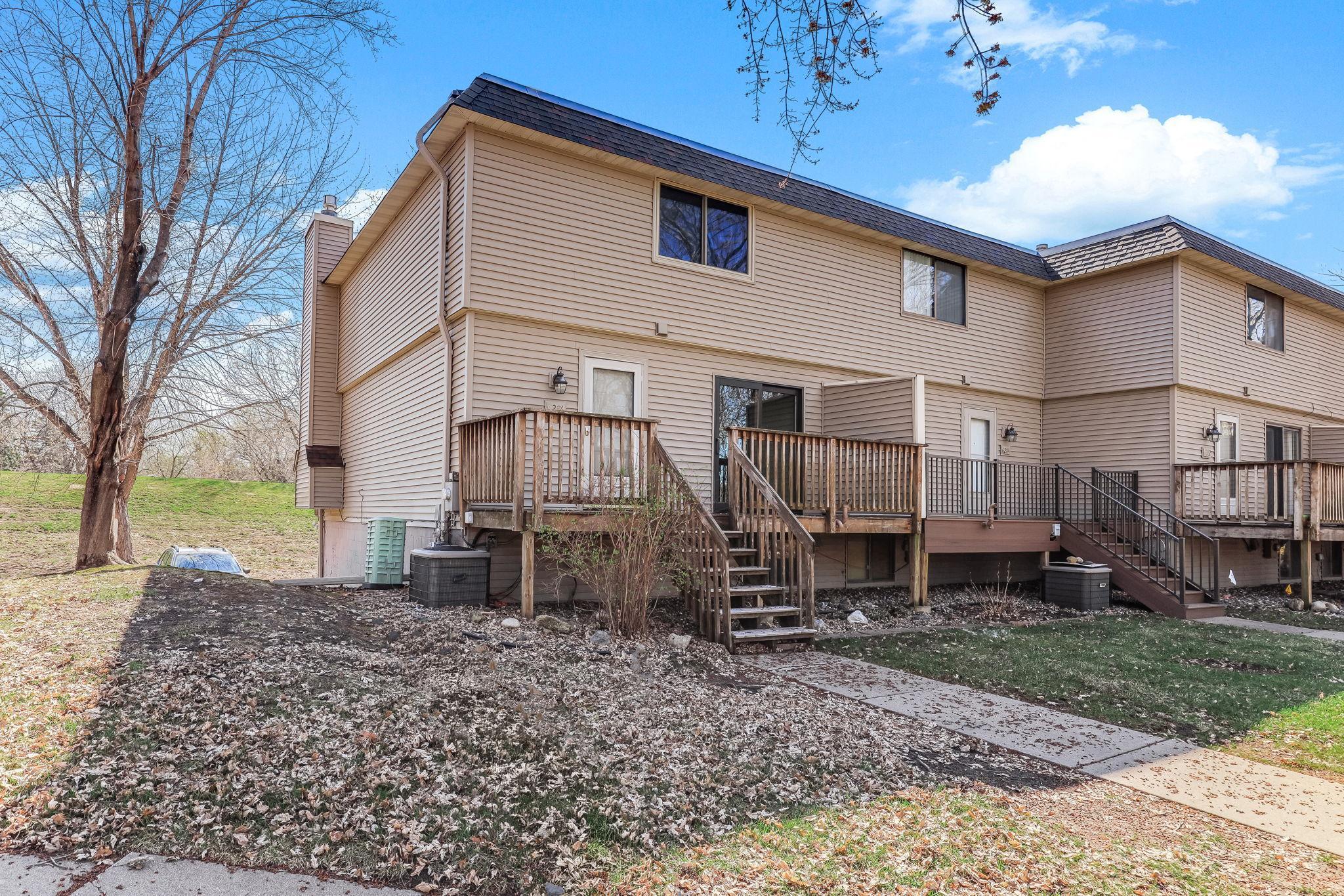 6286 Meadowlark Lane N