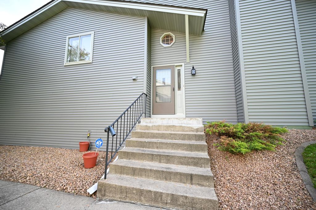 Photo of 800 Buckingwood Court, Chanhassen, MN 55317 (MLS # 7081737)