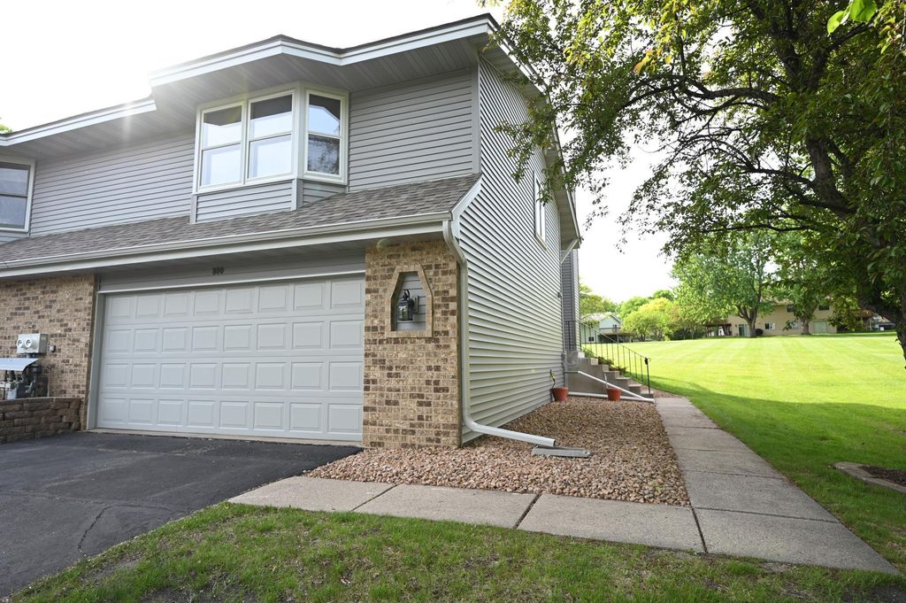 Photo of 800 Buckingwood Court, Chanhassen, MN 55317 (MLS # 7081737)