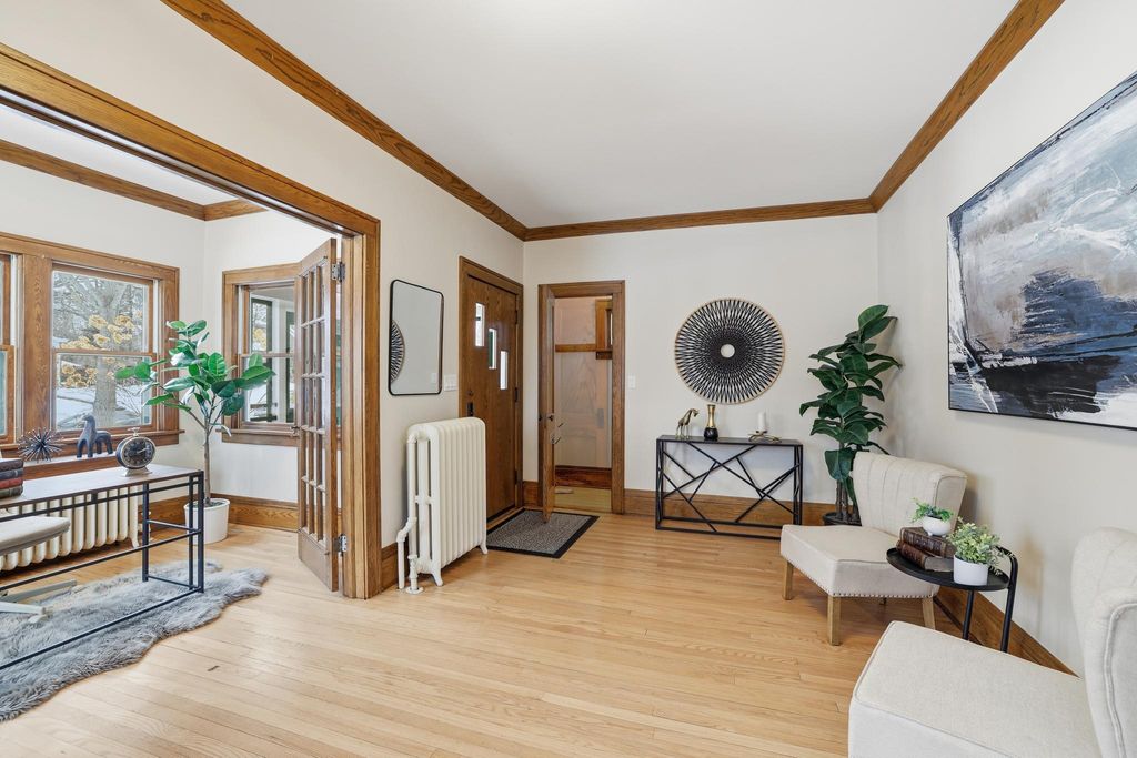 Photo of 1464 Chelmsford Street, Saint Paul, MN 55108 (MLS # 7007189)