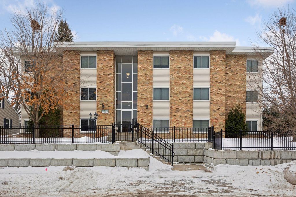 Photo of 5911 Oxford Street #7, Saint Louis Park, MN 55416 (MLS # 7018855)