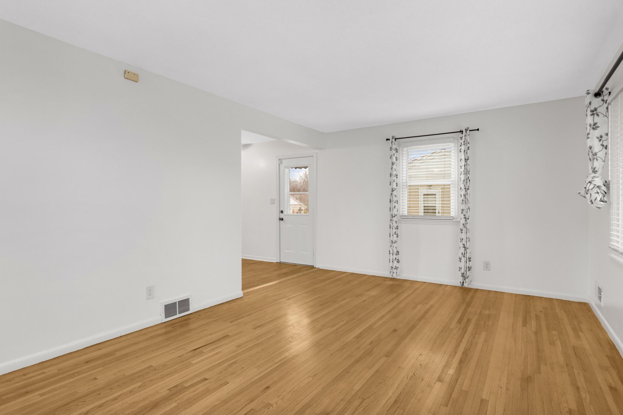 2112 Hawthorne Avenue E