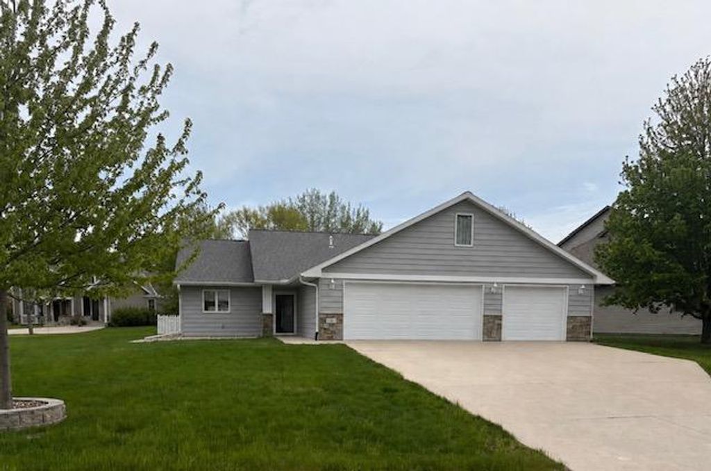 Photo of 1367 Heritage Avenue NW, Hutchinson, MN 55350 (MLS # 7068425)