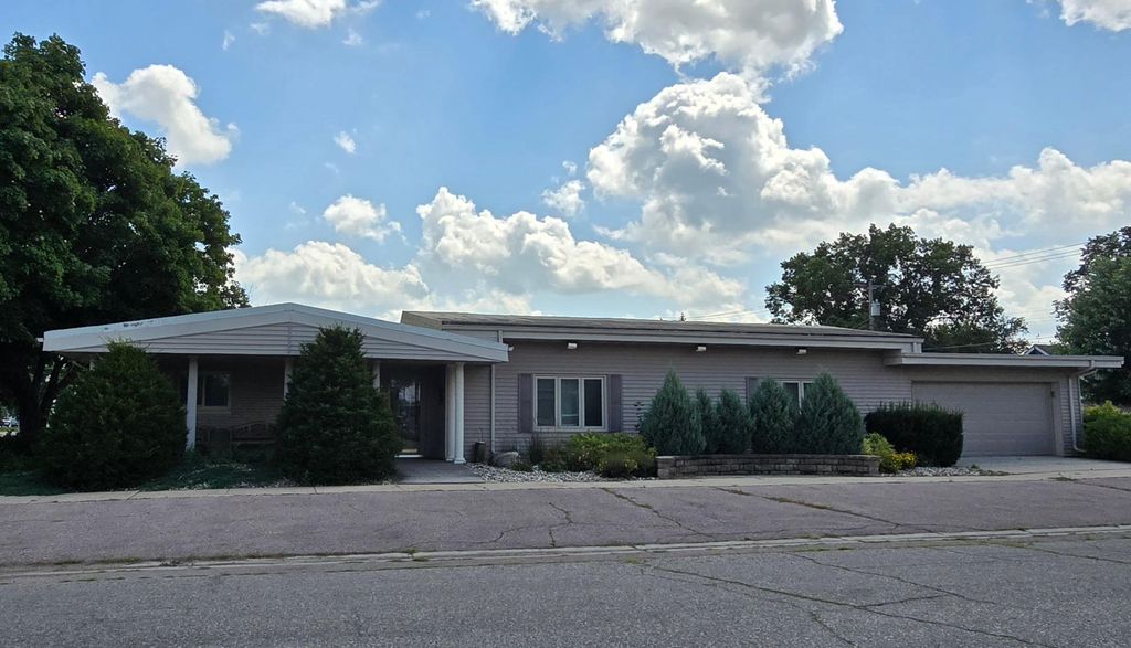 Photo of 710 4th Street SE, Pipestone, MN 56164 (MLS # 7032635)