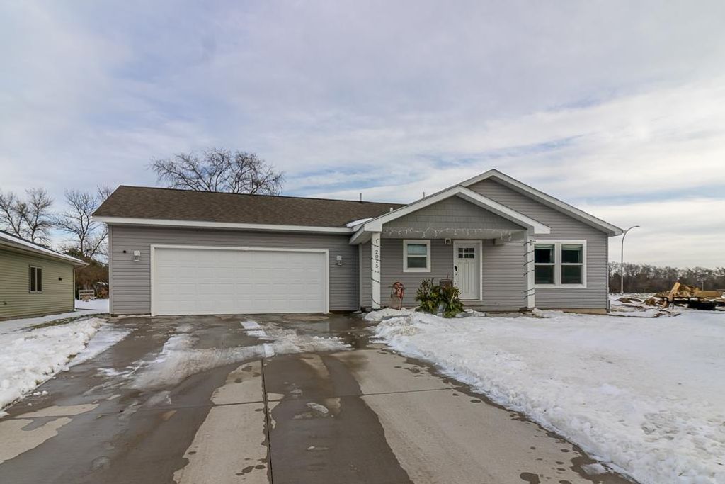 Photo of 2015 Essler Drive, Saint Peter, MN 56082 (MLS # 7000946)