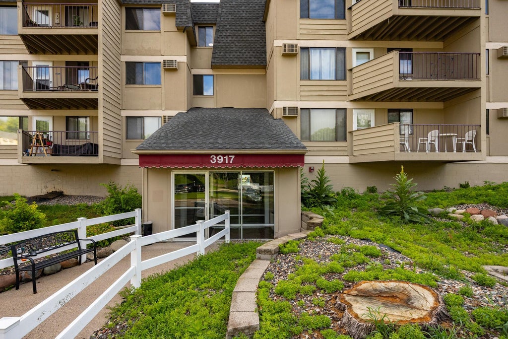 Photo of 3917 Heritage Hills Drive #102, Bloomington, MN 55437 (MLS # 7094605)